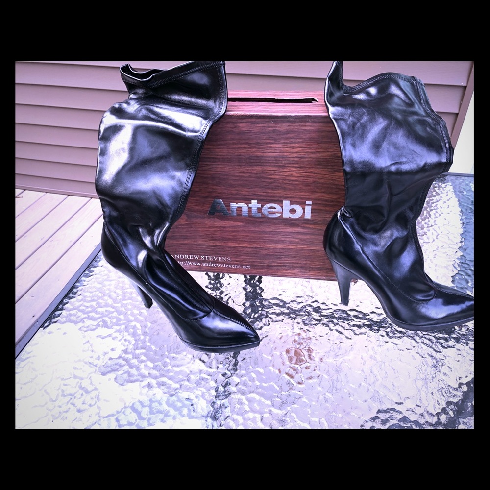Women’s Andrew Stevens boots size 10